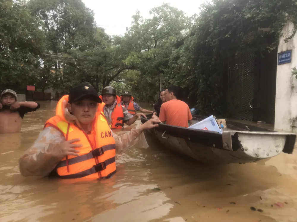 Thủy điện xả lũ, người dân phải di dời khẩn cấp ảnh 5