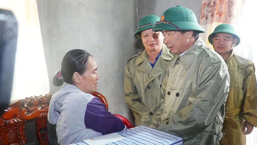 Phó Thủ tướng Lê Văn Thành đến “rốn lũ” Thừa Thiên – Huế bằng ghe ảnh 3