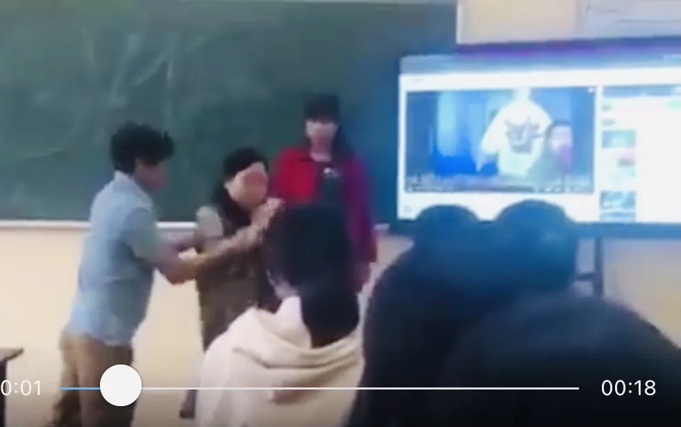Thầy Phong to tiếng và đẩy cô Tâm ra khỏi lớp học 10A9 được cắt ra từ Clip ​