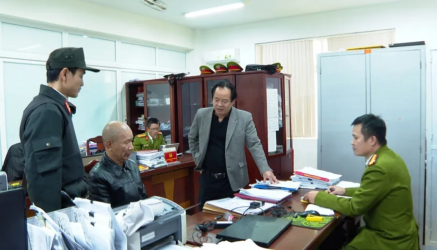 Đại tá Đặng Ngọc Sơn, Phó Giám đốc Công an tỉnh Thừa Thiên - Huế (áo vest) trực tiếp đấu tranh với đối tượng Thiện