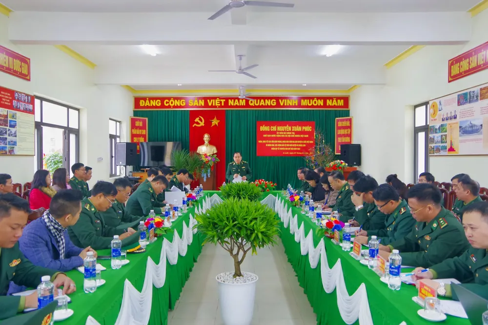 Thiếu tướng Phùng Quốc Tuấn làm việc với các đơn vị tổ chức chương trình “Xuân Biên phòng - Ấm lòng dân bản”. Ảnh: VÕ TIẾN Thiếu tướng Phùng Quốc Tuấn làm việc với các đơn vị tổ chức chương trình “Xuân Biên phòng - Ấm lòng dân bản”. Ảnh: VÕ TIẾN