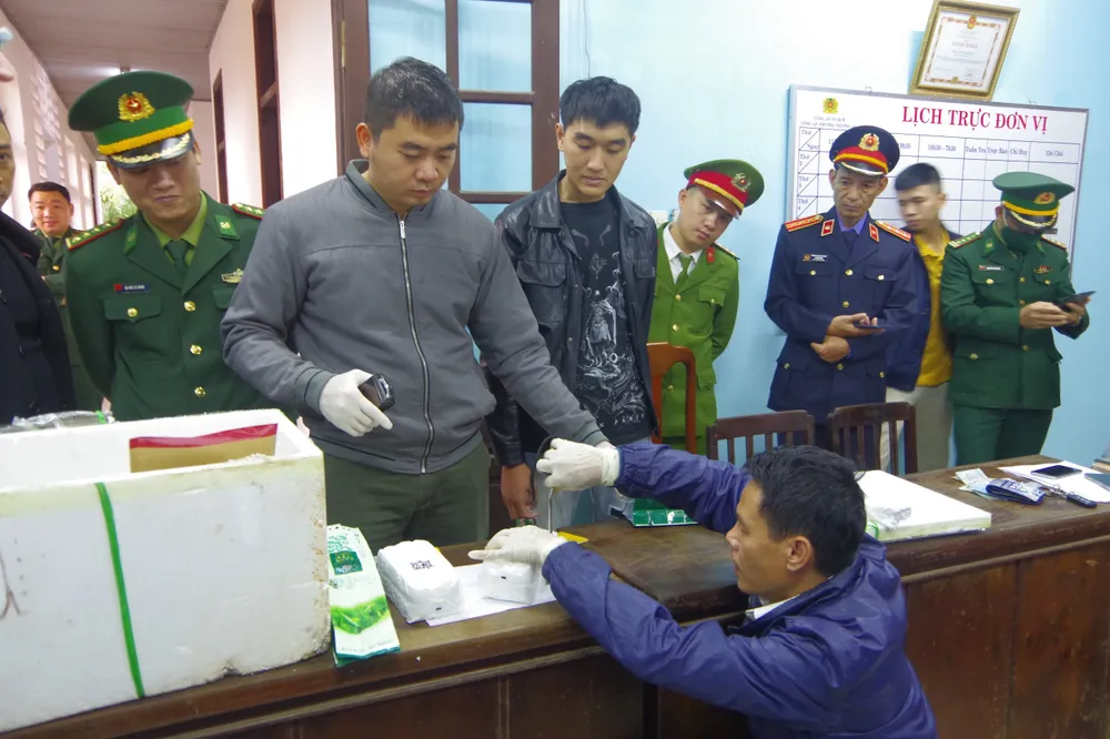 Đối tượng Đặng Minh Trí và tang vật bị bắt giữ. Ảnh: VÕ TIỄN