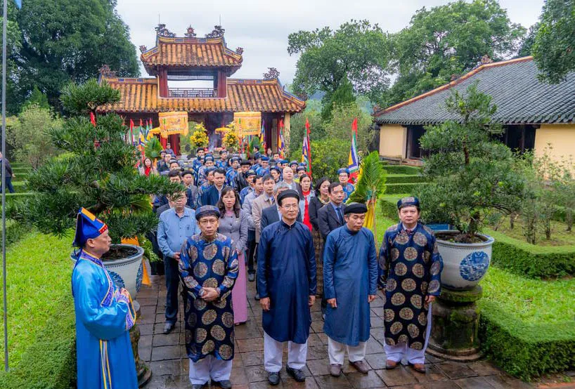 Các trưởng làng cùng lãnh đạo Trung tâm Di tích Cố đô Huế tiến vào dâng hương tại lễ húy kỵ vua Gia Long