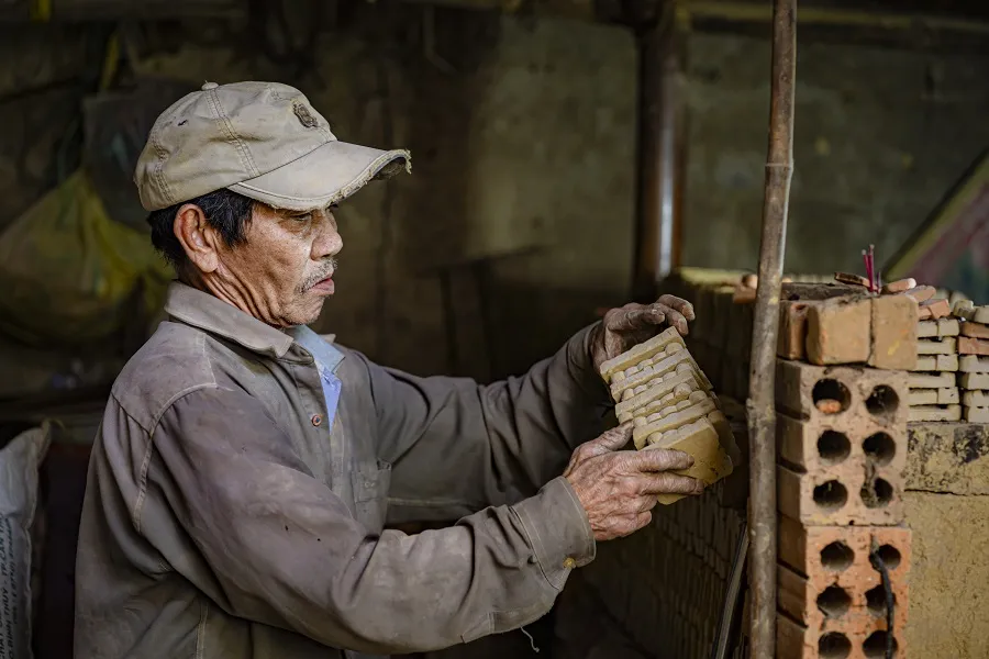 Người thợ tỉ mẩn từng công đoạn nặn và nung tượng Người thợ tỉ mẩn từng công đoạn nặn và nung tượng