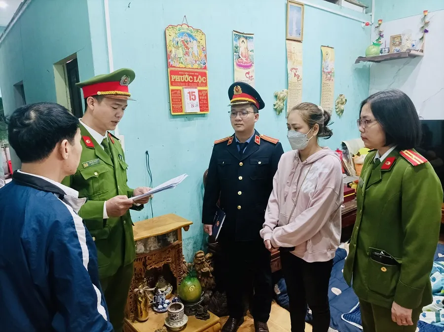 Cơ quan chức năng đọc lệnh khởi tố, bắt tạm giam Bùi Thị Thu Thủy Cơ quan chức năng đọc lệnh khởi tố, bắt tạm giam Bùi Thị Thu Thủy