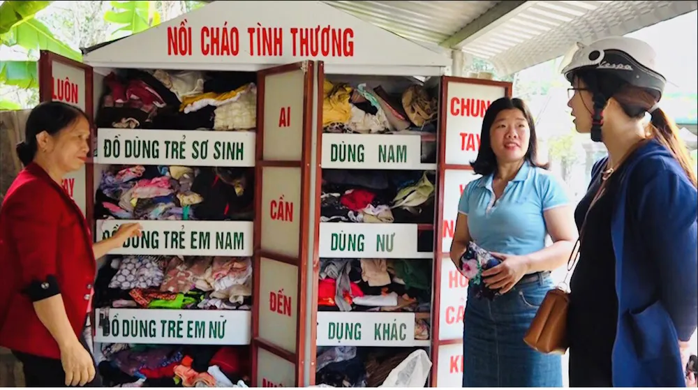 Tủ áo quần tình thương do chị Hồng Phúc thực hiện để mọi người chung tay chia sẻ khó khăn với người kém may mắn