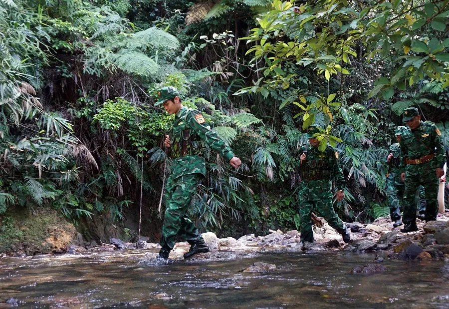 Băng rừng, lội suối trên đường tuần tra Băng rừng, lội suối trên đường tuần tra