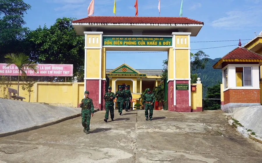 Cán bộ, chiến sĩ Đồn biên phòng cửa khẩu A Đớt trên đường tuần tra biên giới Cán bộ, chiến sĩ Đồn biên phòng cửa khẩu A Đớt trên đường tuần tra biên giới