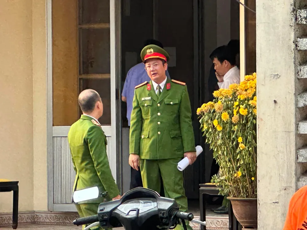 Cơ quan chức năng đang thực hiện nhiệm vụ tại Trung tâm Đăng kiểm xe cơ giới tỉnh Thừa Thiên-Huế