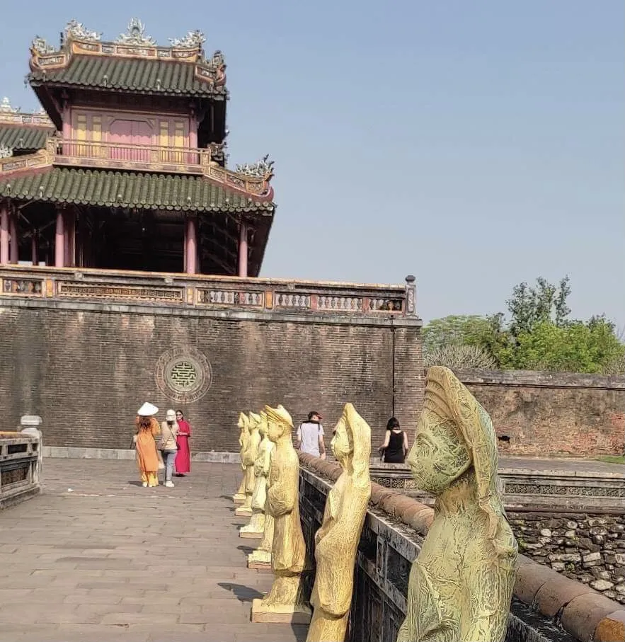 Các tượng "lạ" đặt bên đường vào Đại nội Huế gây xôn xao dư luận