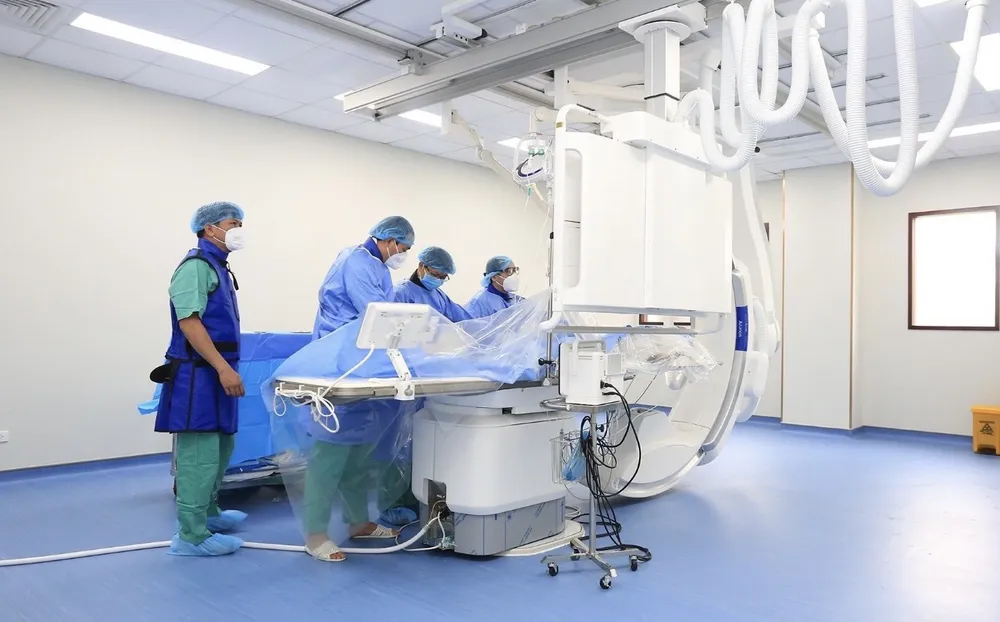 Cứu sống cụ bà 79 tuổi bị trụy tim mạch do túi phình lớn động mạch chủ bụng dọa vỡ ảnh 1