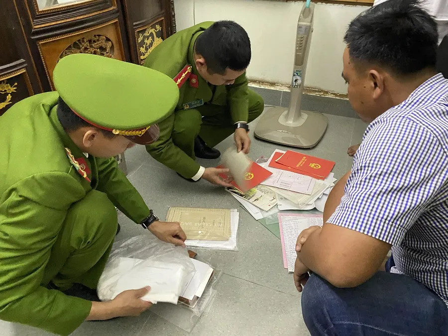 Khám xét nơi ở Lê Hữu Tiến