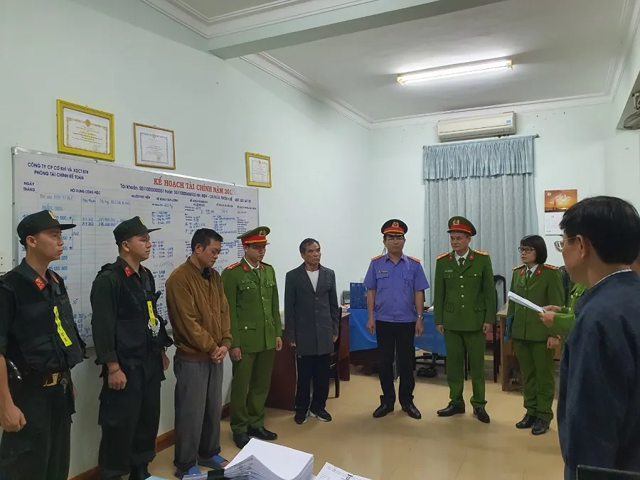 Cơ quan đọc lệnh bắt tạm giam các đối tượng