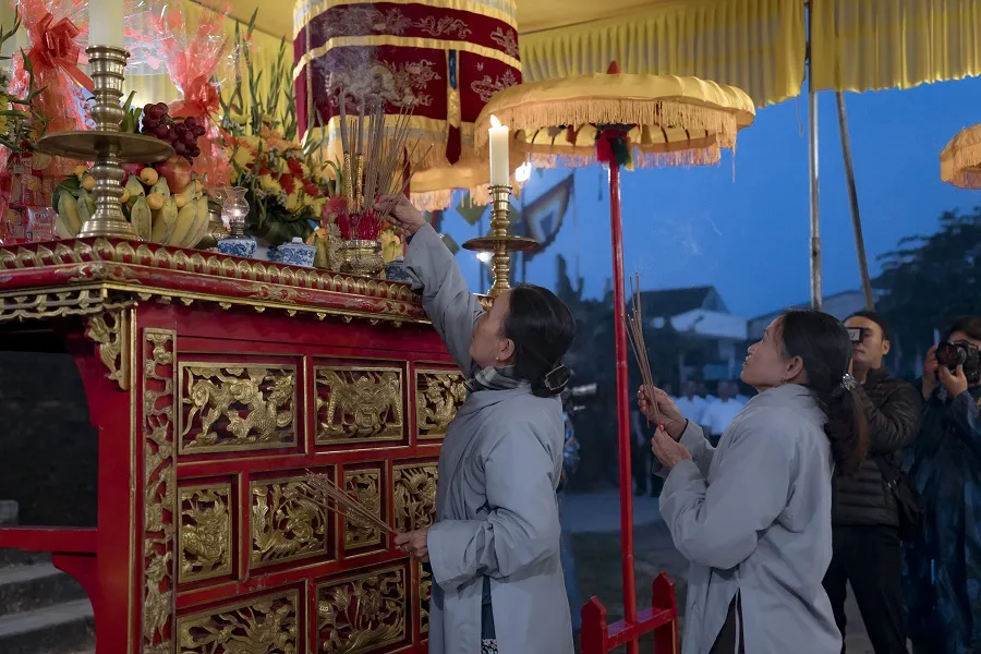 Người dân và du khách lên đàn thắp hương sau lễ tế Xã Tắc 2023