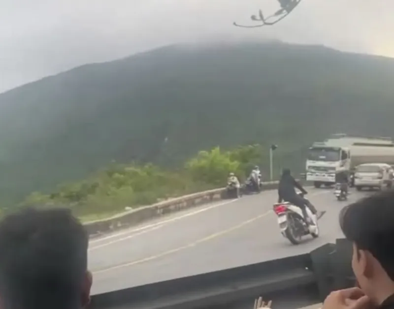 Thời điểm 2 đối tượng "làm xiếc" có nhiều phương tiện lưu thông trên QL 1A qua đèo Hải Vân Thời điểm 2 đối tượng "làm xiếc" có nhiều phương tiện lưu thông trên QL 1A qua đèo Hải Vân