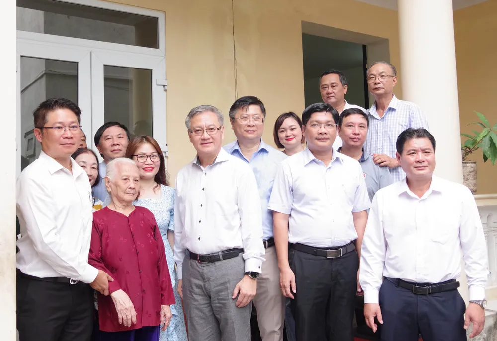 Đồng chí Thoongsavanh Phomvihane và đoàn công tác đến thăm gia đình liệt sĩ Đoàn Thanh Lấc ở TP Huế