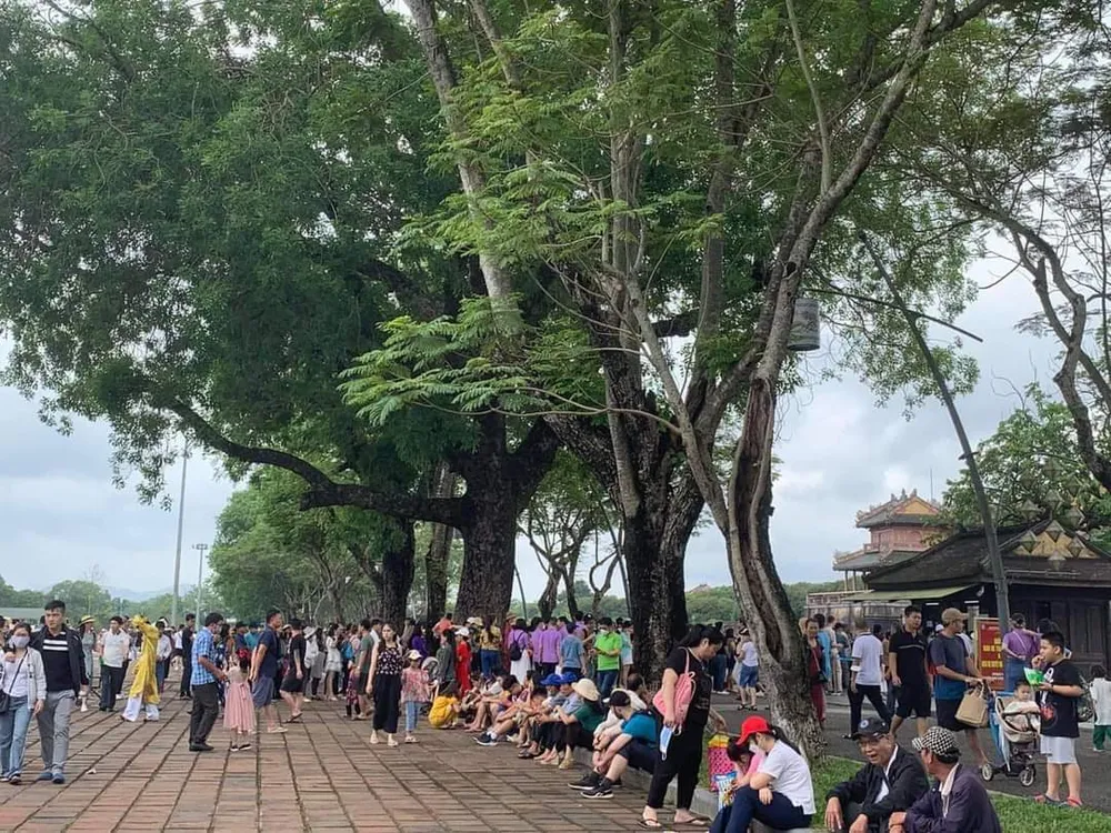 Mệt mỏi chờ mua vé tham quan Hoàng cung Huế