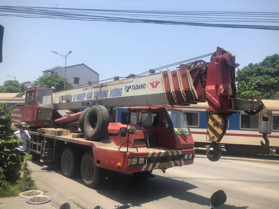 Xe cẩu được điều khẩn cấp đến hiện trường để cứu hộ tàu SE1