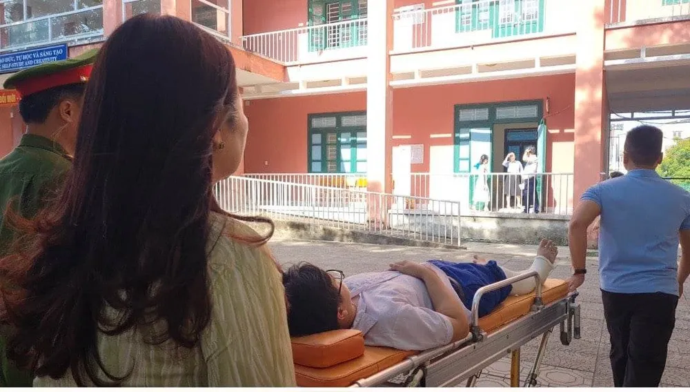 Lãnh đạo Sở GĐ-ĐT tỉnh Quảng Trị hỗ trợ thí sinh Bùi Phan Đức Tiến đến phòng thi tuyển sinh