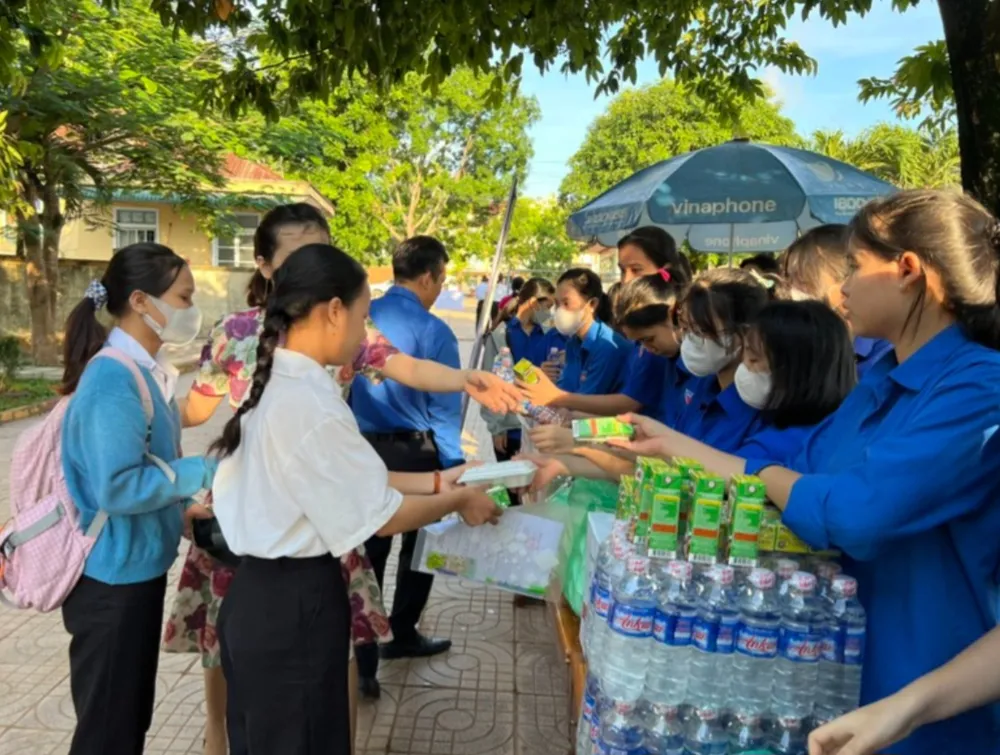 Hỗ trợ đồ ăn sáng và nước uống cho thí sinh thi tại trường THPT Đakrông (Quảng Trị)