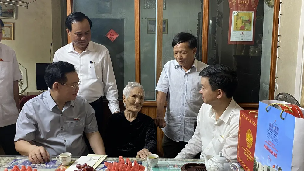 Chủ tịch Quốc hội Vương Đình Huệ đến thăm và tặng quà Mẹ Việt Nam Anh hùng Nguyễn Thị Phước ở thị xã Quảng Trị, tỉnh Quảng Trị