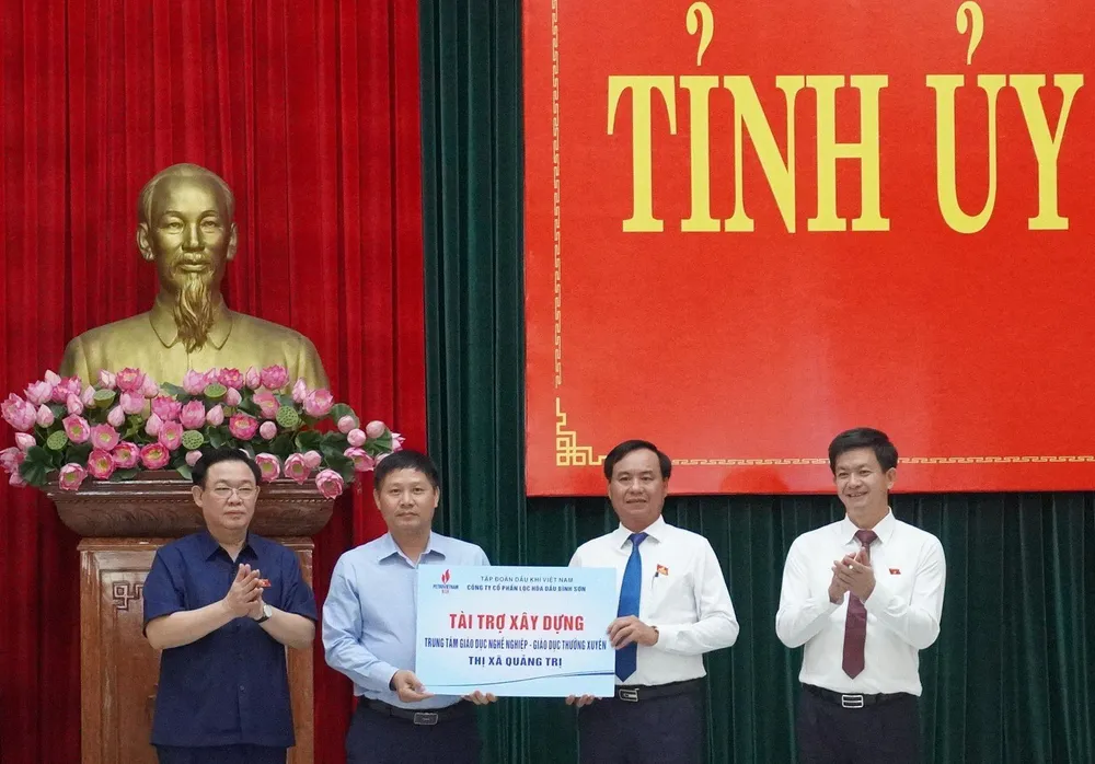 Công ty Cổ phần Lọc hóa dầu Bình Sơn trao tặng 4,8 tỷ đồng xây dựng Trung tâm giáo dục nghề nghiệp – giáo dục thường xuyên Thị xã Quảng Trị