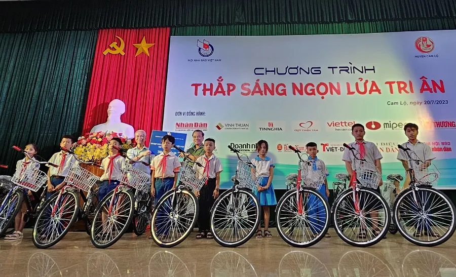 Trao tặng xe đạp cho học sinh