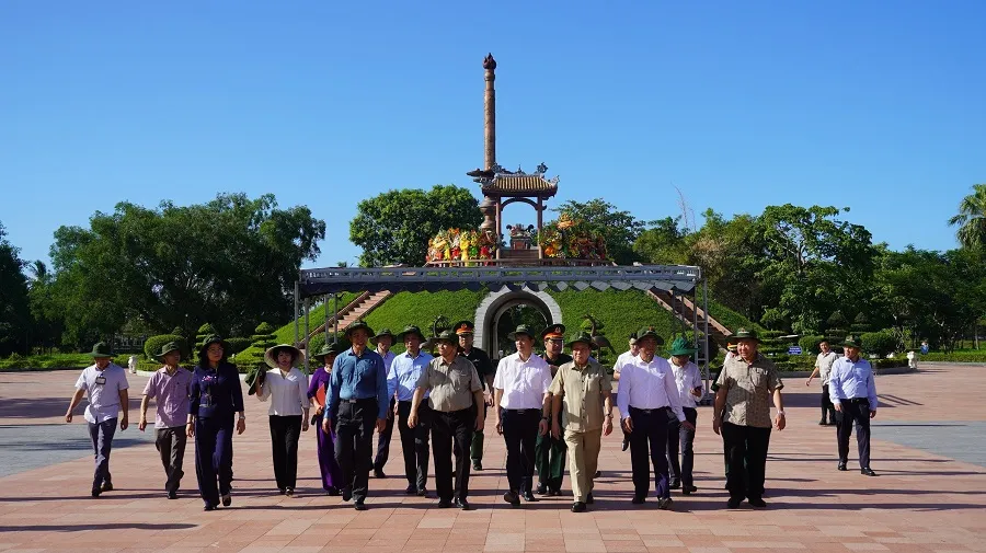Thủ tướng xúc động khi nghe những câu chuyện về cuộc chiến đấu 81 ngày đêm khốc liệt tại Thành cổ Quảng Trị