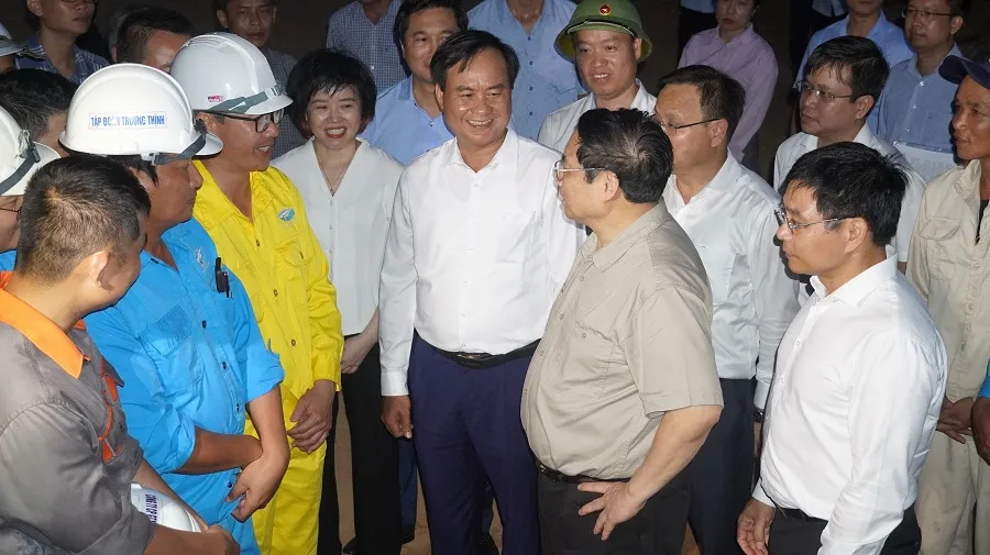 Thủ tướng trao đổi với lãnh đạo Bộ GTVT và tỉnh Quảng Trị trong chuyến kiểm tra, khảo sát các công trình trọng điểm tại tỉnh Quảng Trị