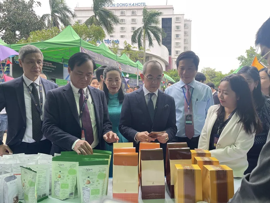 Các doanh nghiệp giới thiệu sản phẩm tại hội nghị