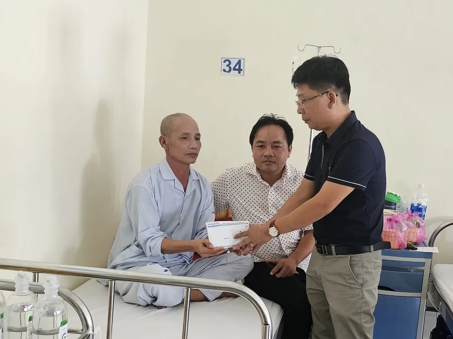 Phóng viên Báo SGGP trao 24 triệu đồng bạn đọc giúp anh Hải chữa bệnh Phóng viên Báo SGGP trao 24 triệu đồng bạn đọc giúp anh Hải chữa bệnh