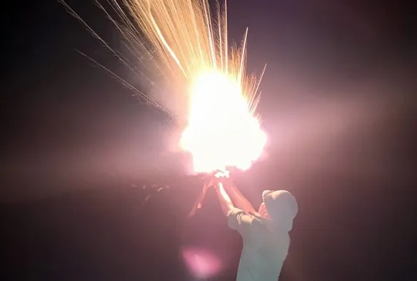 Bộ đội Biên phòng Thừa Thiên Huế bắn pháo hiệu kêu gọi tàu thuyền vào bờ