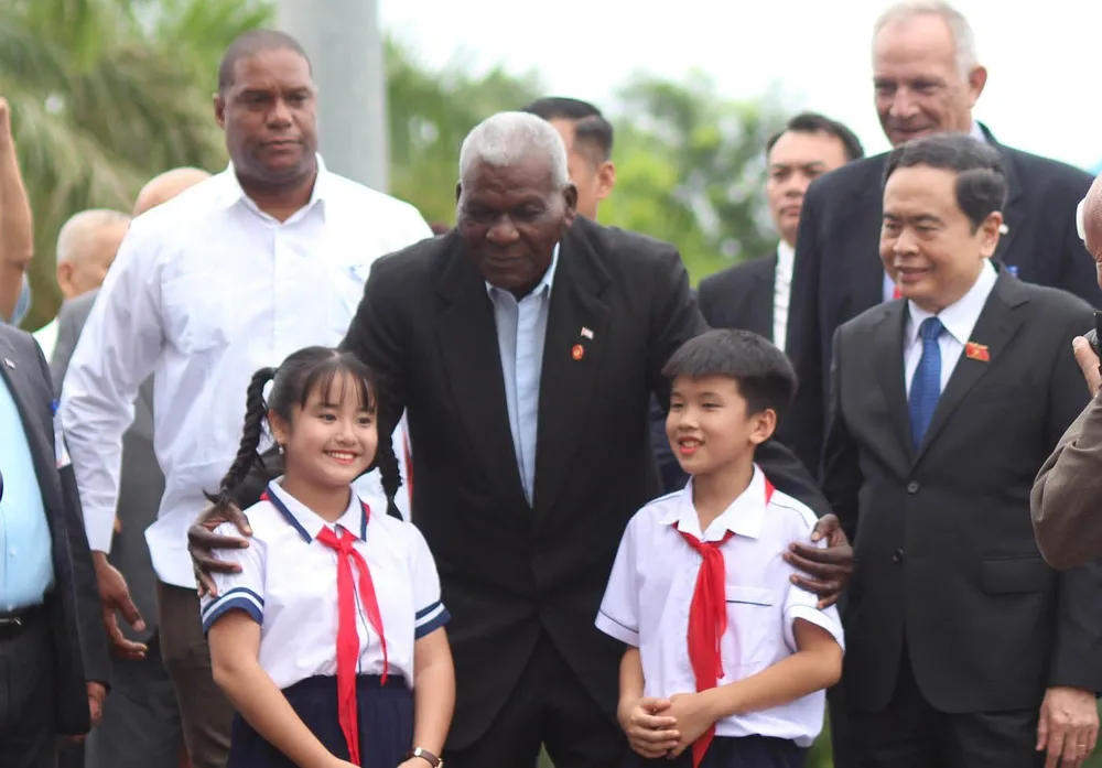 Chủ tịch Quốc hội Cuba Esteban Lazo Hernandez và Phó Chủ tịch Thường trực Quốc hội Trần Thanh Mẫn nói chuyện và chụp ảnh với thiếu nhi tỉnh Quảng Trị