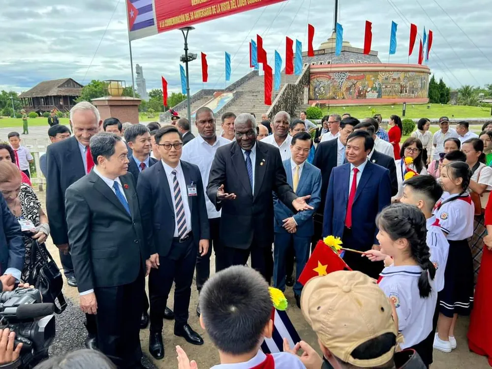 Chủ tịch Quốc hội Cuba Esteban Lazo Hernandez và Phó Chủ tịch Thường trực Quốc hội Trần Thanh Mẫn nói chuyện với nhân dân Quảng Trị tại Khu Di tích quốc gia đặc biệt đôi bờ Hiền Lương-Bến Hải