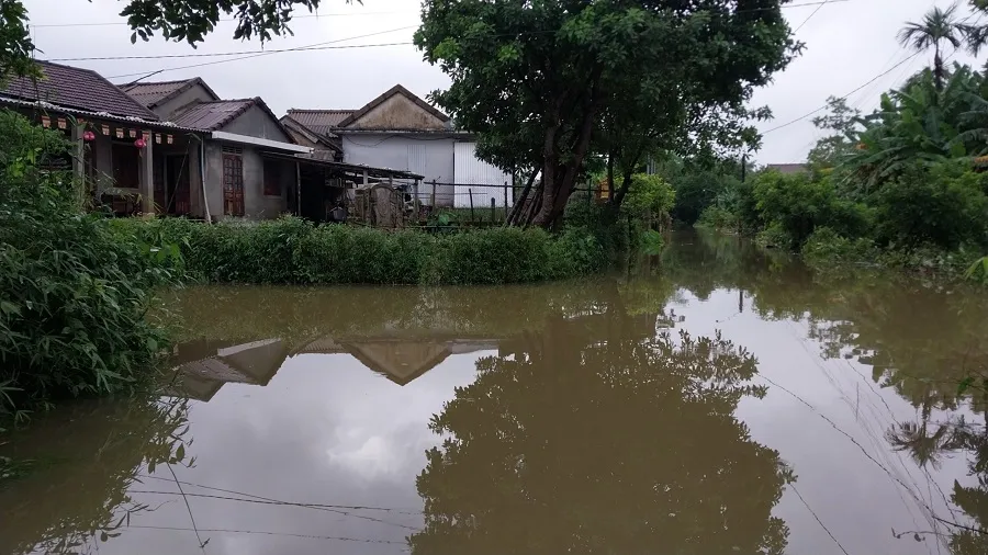 Ngập lụt cục bộ khiến cuộc sống người dân vùng thấp trũng tại Thừa Thiên Huế bị đảo lộn vào sáng 11-10