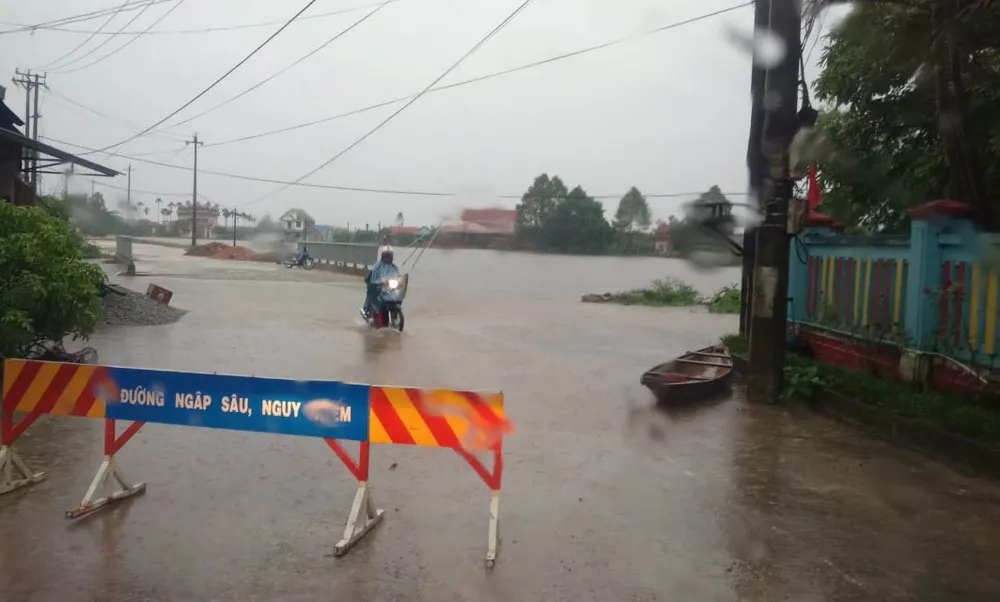 Biển cảnh báo ngập sâu trên nhiều tuyến đường tại Thừa Thiên Huế được dựng lên vào sáng 13-10
