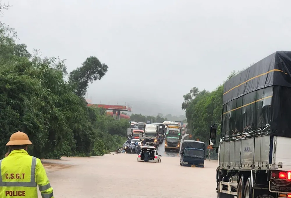 Đường tránh QL 1A qua địa bàn TP Huế bị ngập úng cục bộ gây ách tắc giao thông