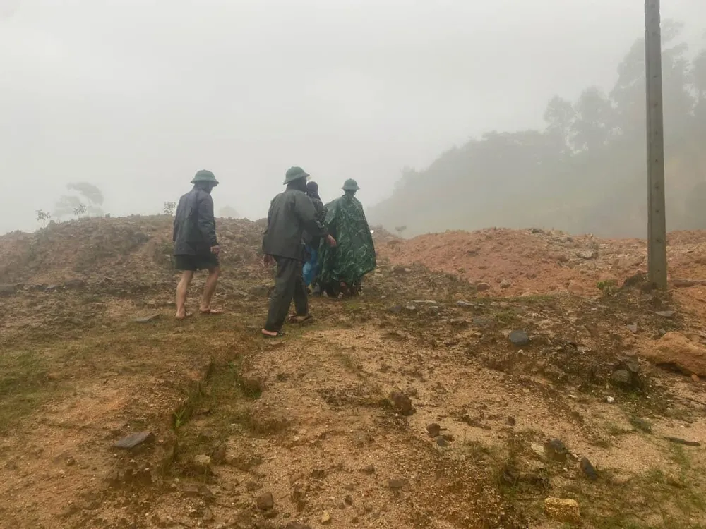 Sạt lở gây ách tắc đường Hồ Chí Minh từ A Lưới đi Quảng Nam