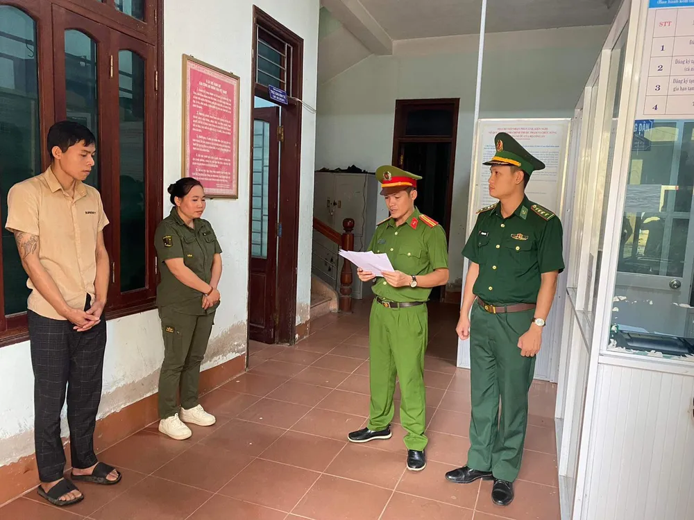 Cơ quan chức năng đọc lệnh bắt giữ đối tượng Sanh và Sầu