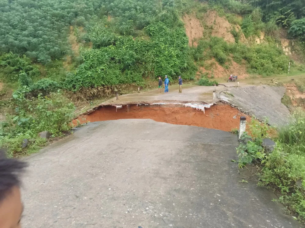 Sạt lở đường Tuần tra biên giới Sa Trầm - Palin