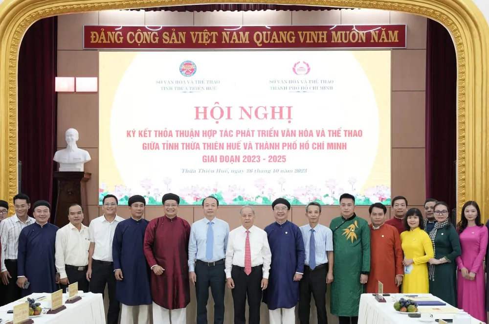 Các đại biểu tham dự hội nghị chụp ảnh lưu niệm Các đại biểu tham dự hội nghị chụp ảnh lưu niệm