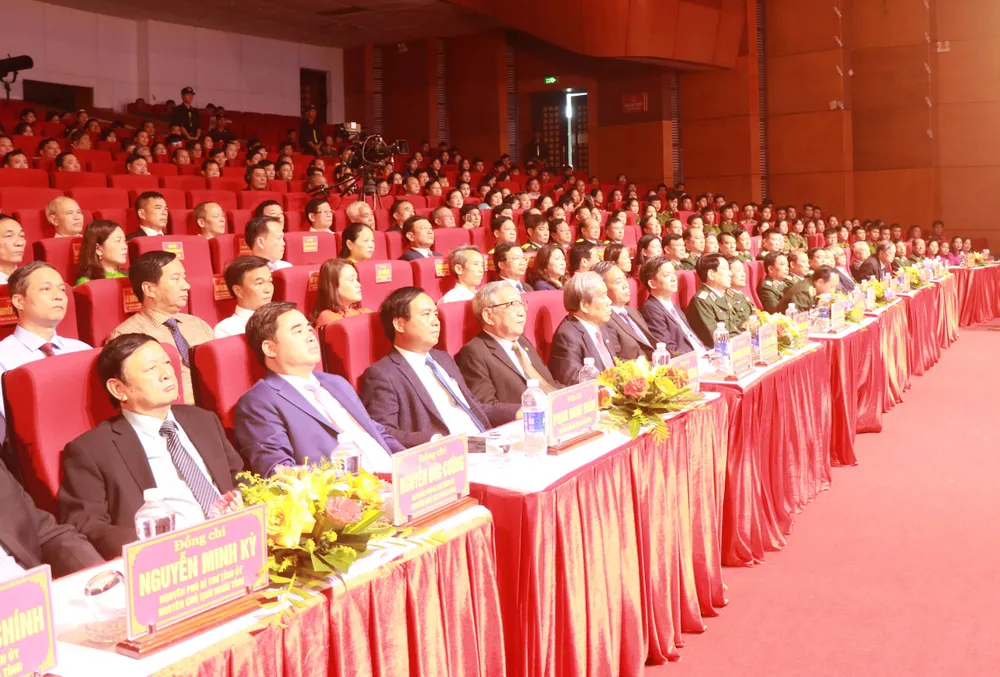 Lãnh đạo Trung ương, các tỉnh, thành cùng các bậc lão thành cách mạng, Anh hùng LLVTND, các tướng lĩnh và thân nhân gia đình Đại tướng Đoàn Khuê tham dự