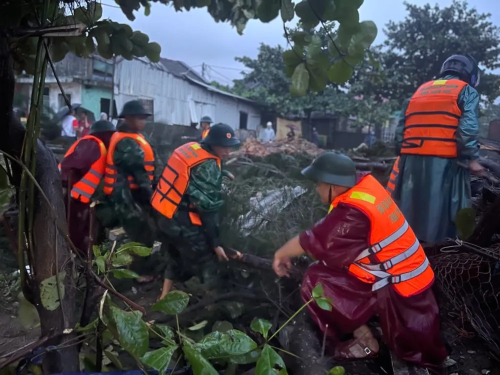 Cán bộ, chiến sĩ Đồn Biên phòng Lăng Cô cắt tỉa cây bị gãy đổ do gió giật mạnh