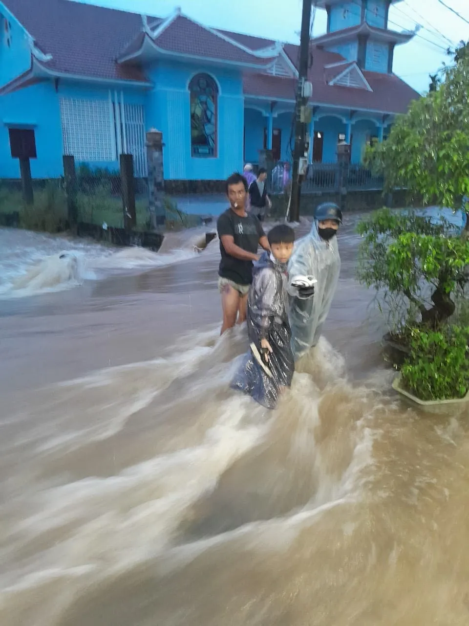 Mưa lớn gây ngập úng khiến chính quyền địa phương phải dựng biển cảnh báo tại xã Lộc Thủy, huyện Phú Lộc
