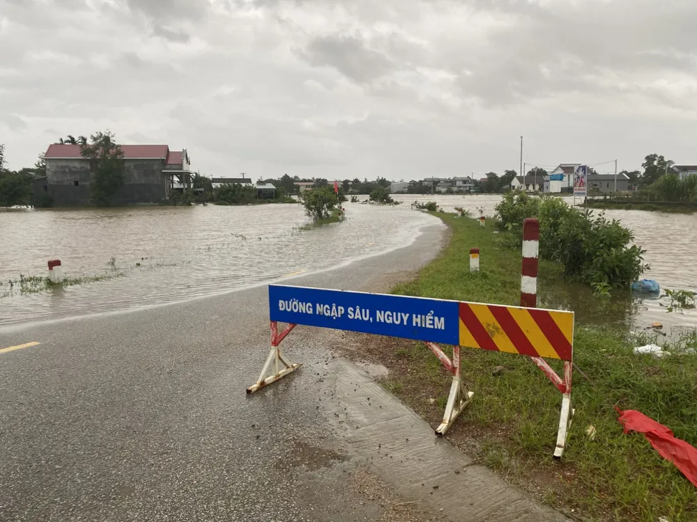 Một số tuyến đường tại huyện Phong Điền, tỉnh Thừa Thiên Huế bị ngập sâu, lực lượng chức năng phải dựng biển cảnh báo người đi đường vào sáng 14-11