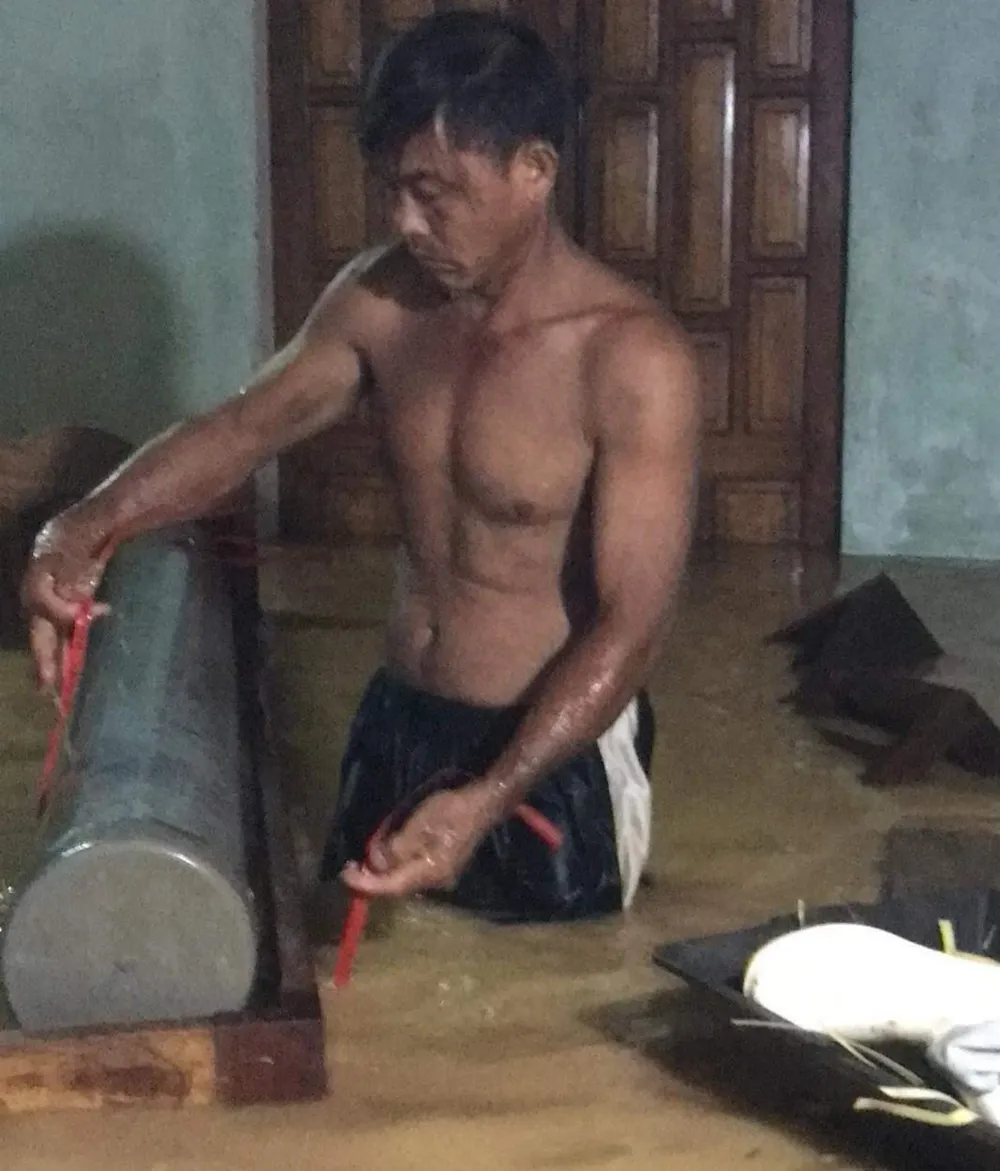 Mưa lớn cộng với lũ từ thượng nguồn đổ về huyện Cam Lộ, tỉnh Quảng Trị trong đêm 13 rạng sáng 14-11