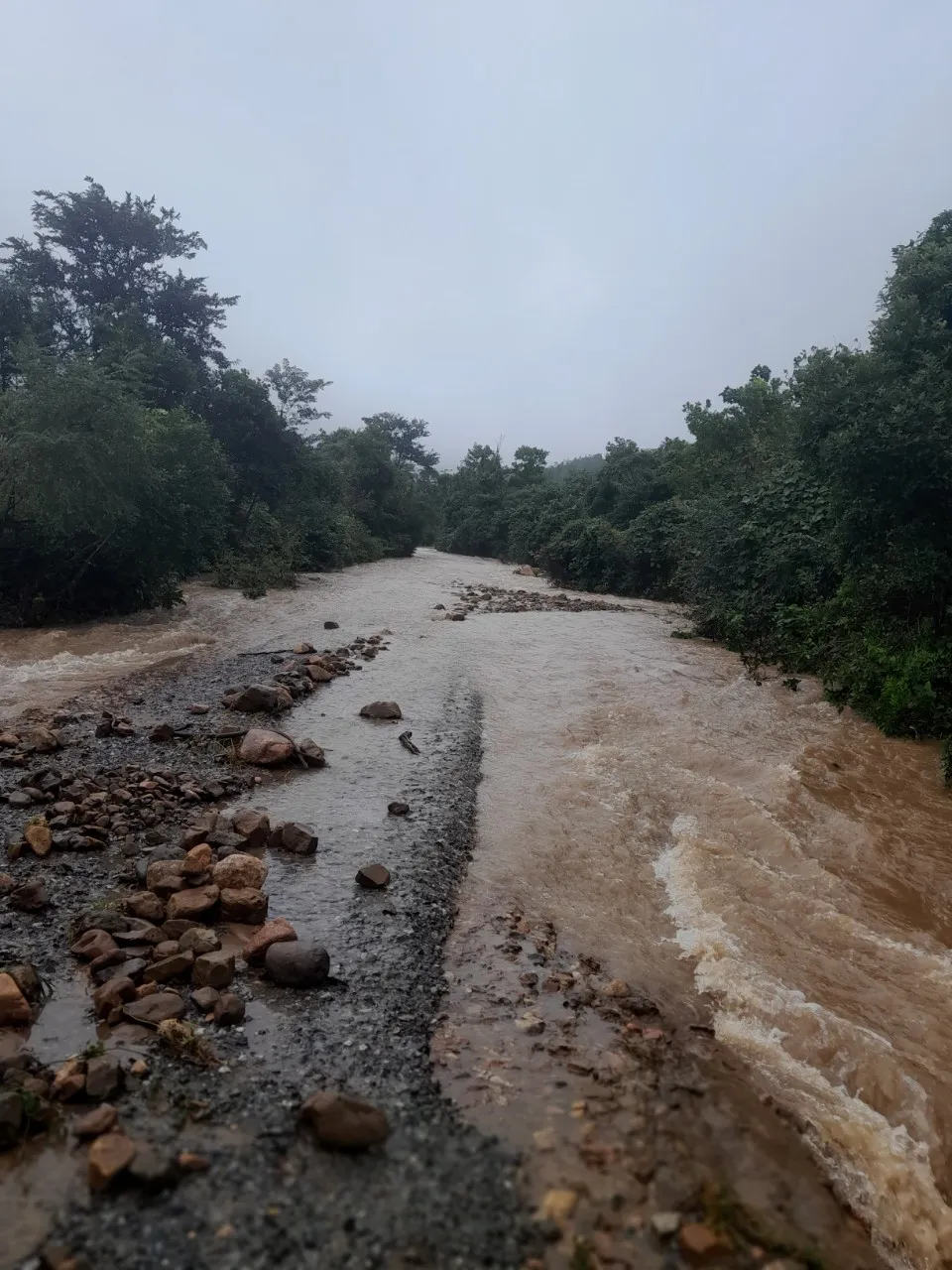 Nhiều tuyến đường tại huyện miền núi Hướng Hóa, tỉnh Quảng Trị sạt lở và ngập sâu trong lũ