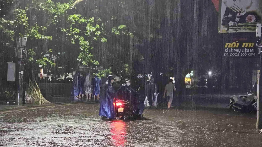 Xe máy phải dắt bộ vì chết máy