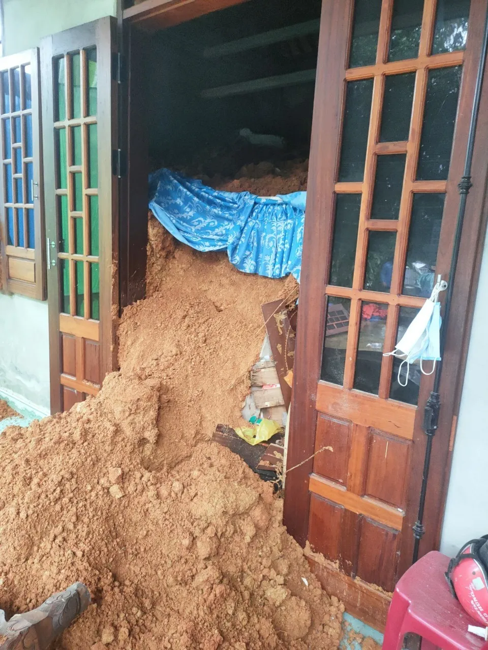 Giải cứu thành công vợ chồng ông Minh từ đống đổ nát