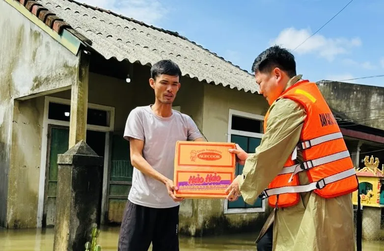 Lãnh đạo thị xã Hương Thủy cứu trợ mì tôm người dân vùng rốn lũ